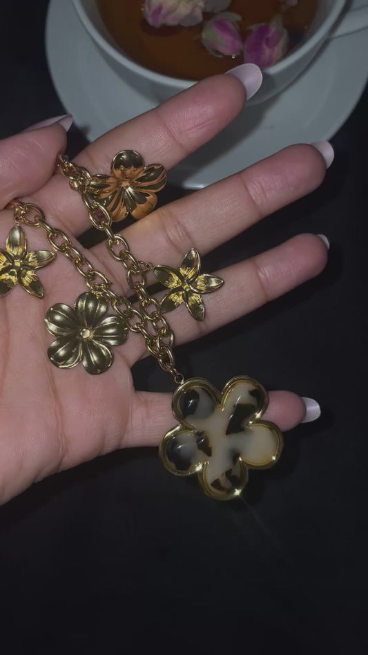 COLLIER FLORA